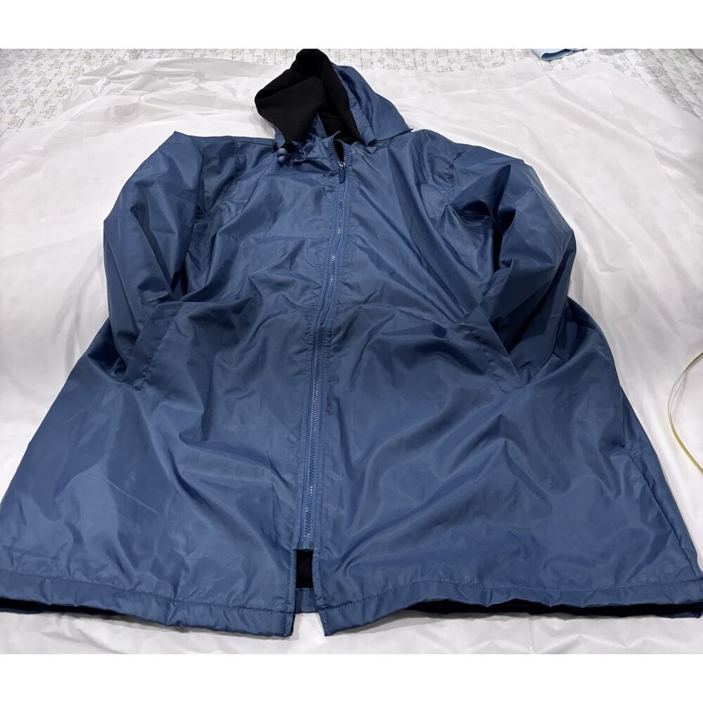 Totes Storm blue rain jacket with a full-zip closure and a hood. Women’s XL.